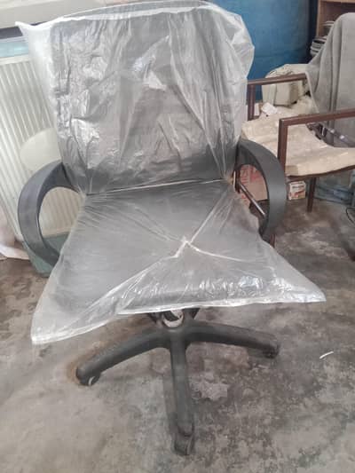 like anew chair. bilkul ok ha. 10 din phly li ha.