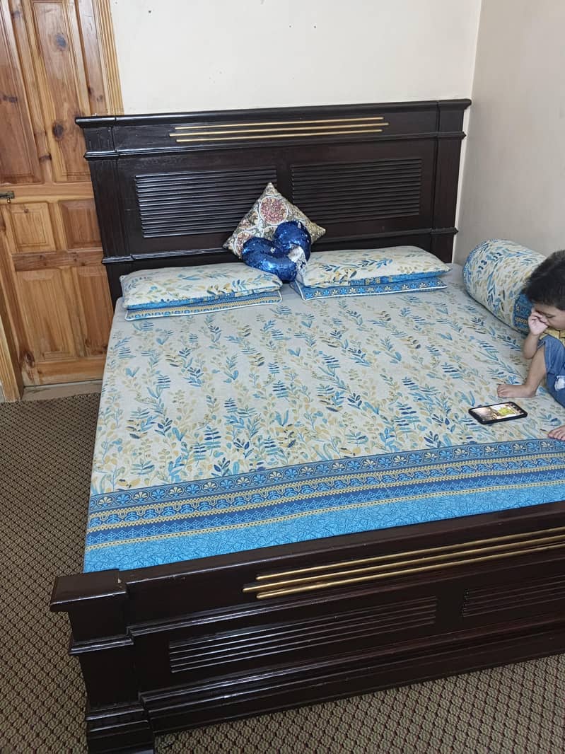 bed. dressing table and 6saeter sofa 4