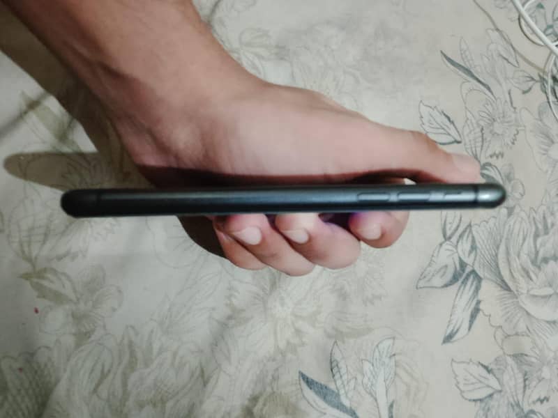 Apple iPhone 11 4