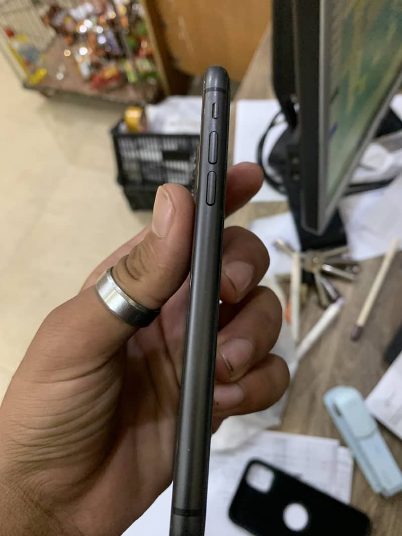 Apple iPhone 11 3