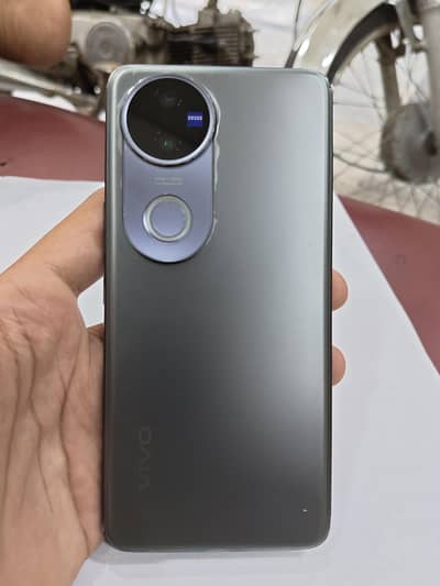 Vivo V50