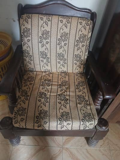 Urgent sell 5 sofa set original wood only 20000