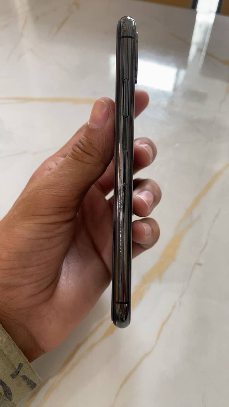 Apple iPhone X 4