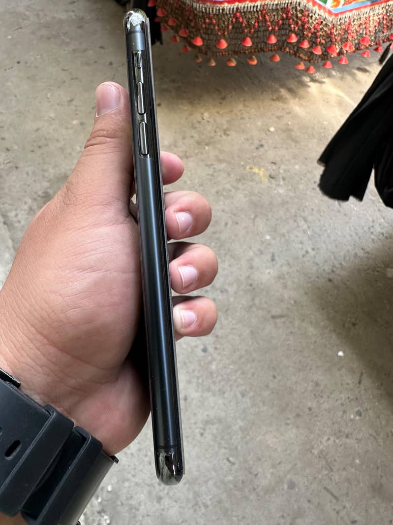 Apple iPhone 11 Pro Max 4