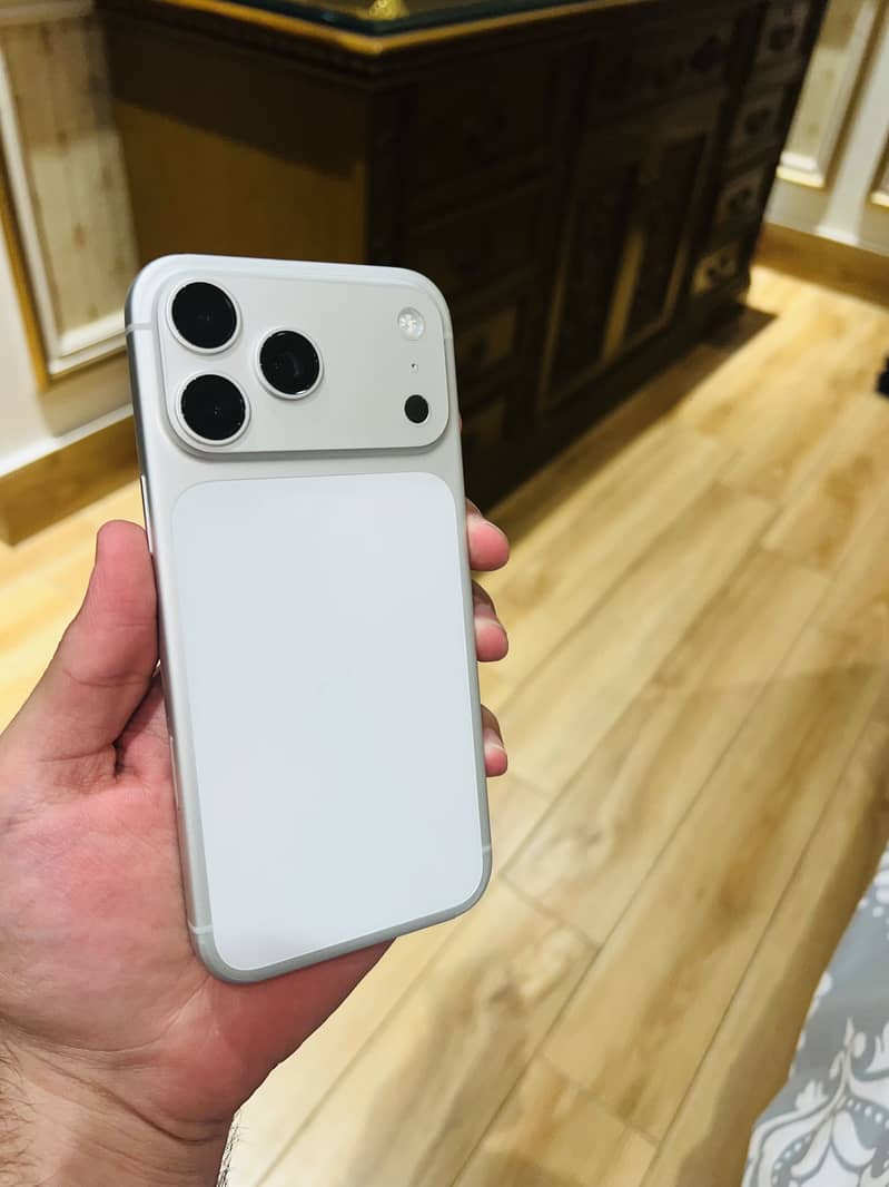 Apple iPhone 17 Pro Max 1