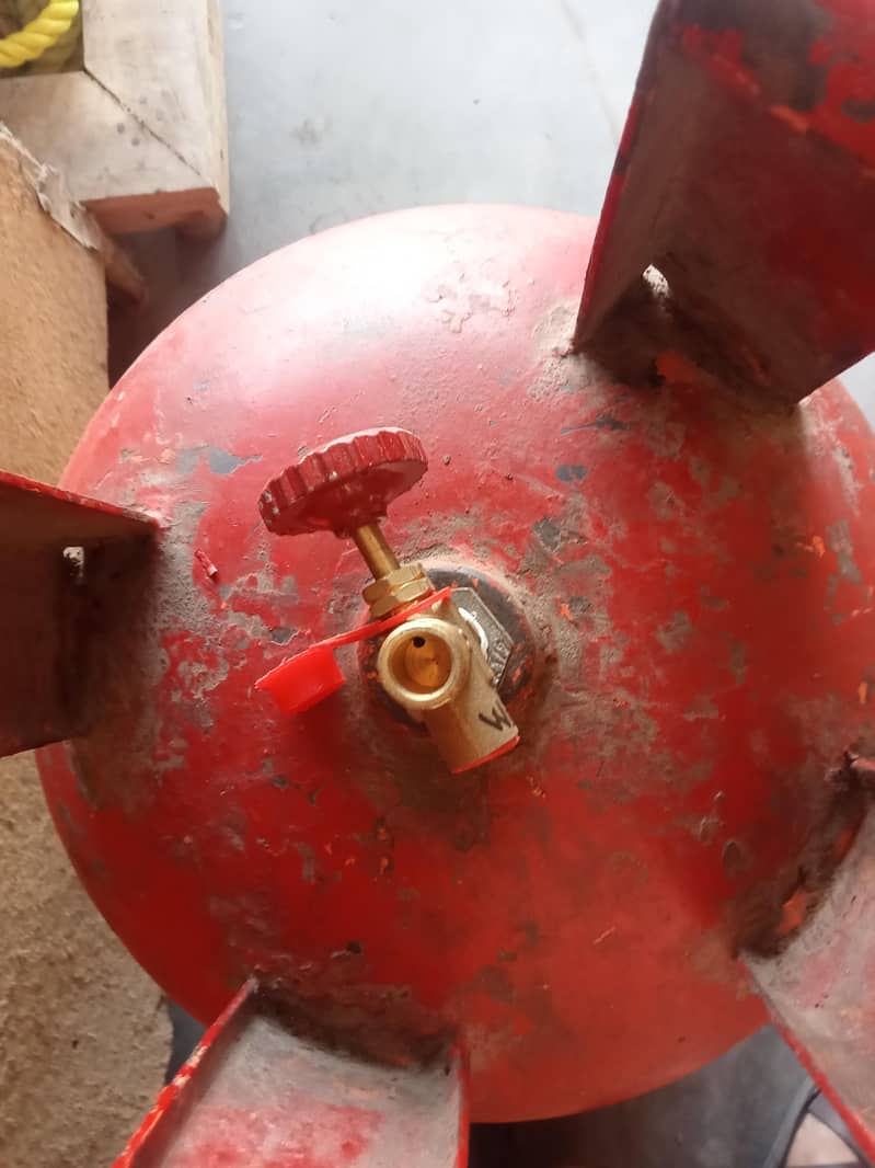 ایک عدد سلنڈر استعمال شدہ 3