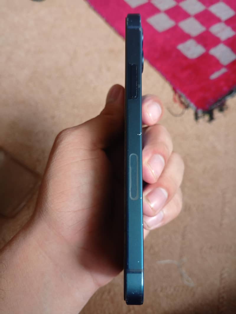 Apple iPhone 12 4
