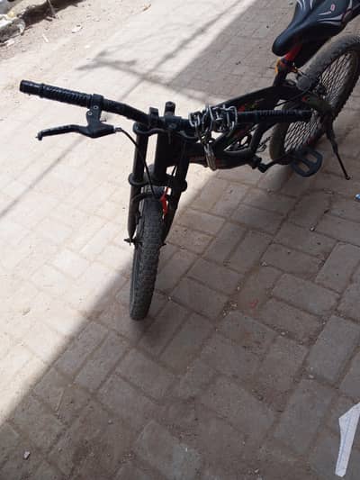 cycle per black colour hai lakin phle red tha