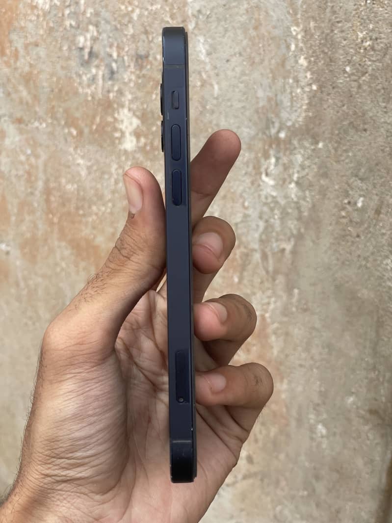 Apple iPhone 12 4