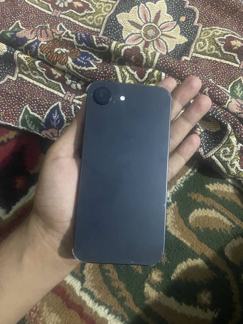 Apple iPhone 16e 5