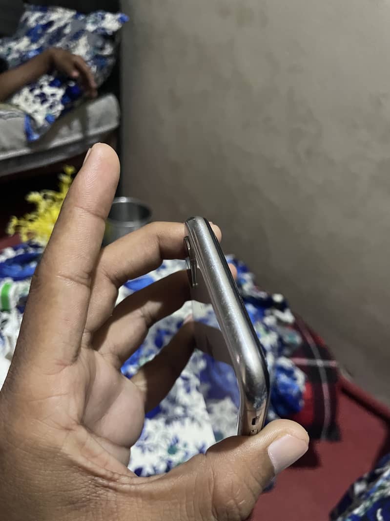 Apple iPhone X 4