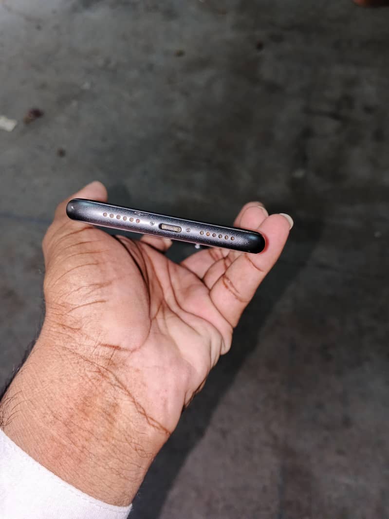 iPhone 11 4