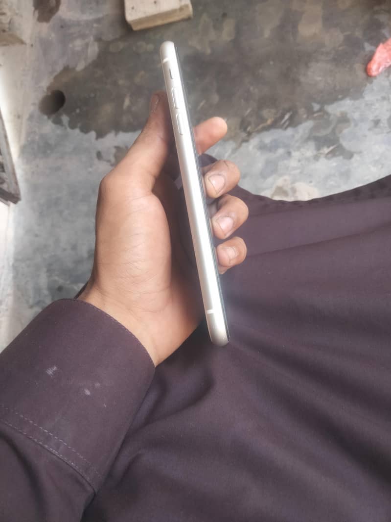 Apple iPhone 11 3