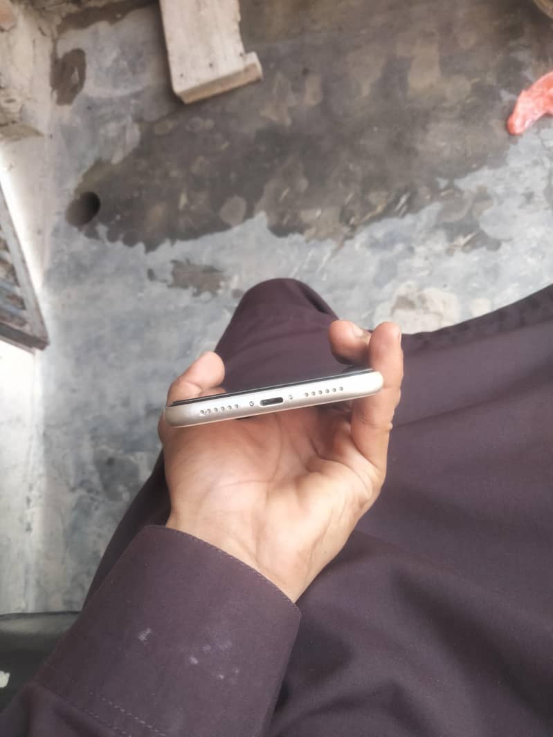 Apple iPhone 11 4