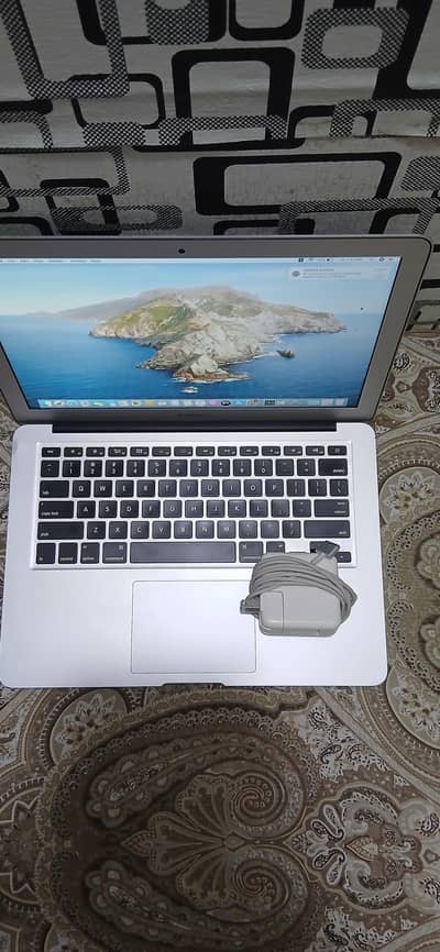 MackBook Air 13 inch Early 2014 ( 4G of ram and INTEL i5 processor