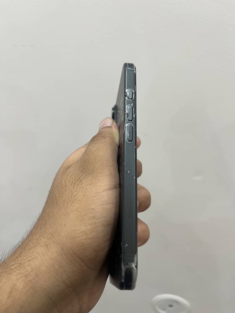 Apple iPhone 16 2