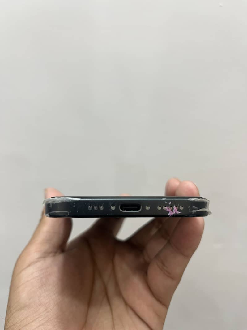 Apple iPhone 16 3