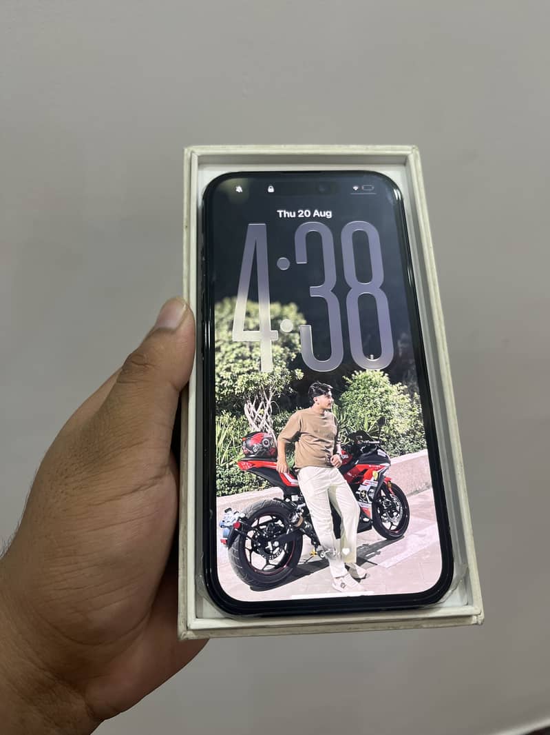 Apple iPhone 16 4