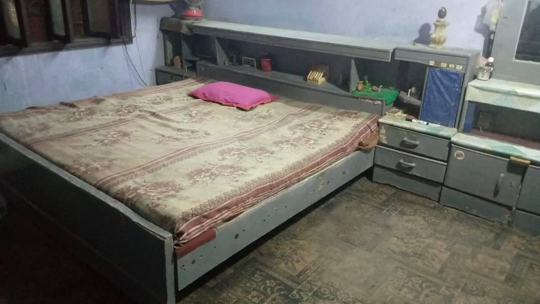 Bed and dressing table 0