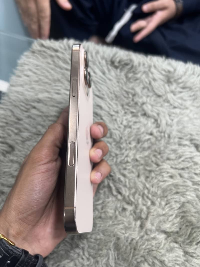 Apple iPhone 16 Pro Max 2