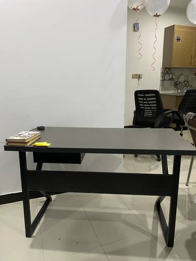 Modern Office Table / Computer Desk – Excellent Condition