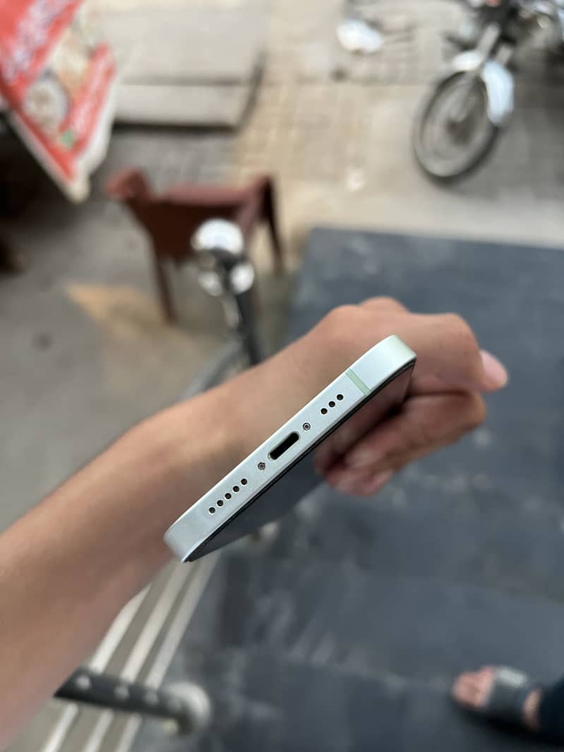 Apple iPhone 12 4