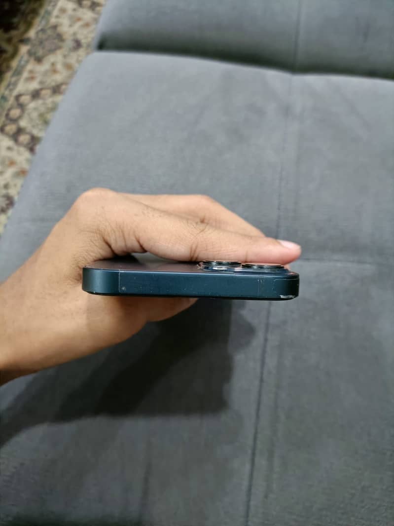 Apple iPhone 13 5