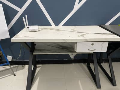 Modern White Office Table / Work Desk – Excellent Condition