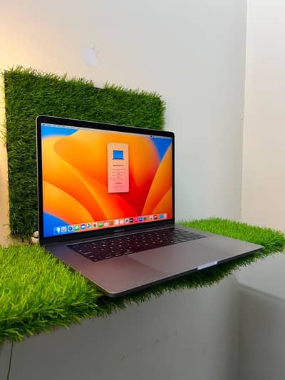 apple macbook pro 16 gb ram 15 inch core i7 / 512 gb ssd laptop
