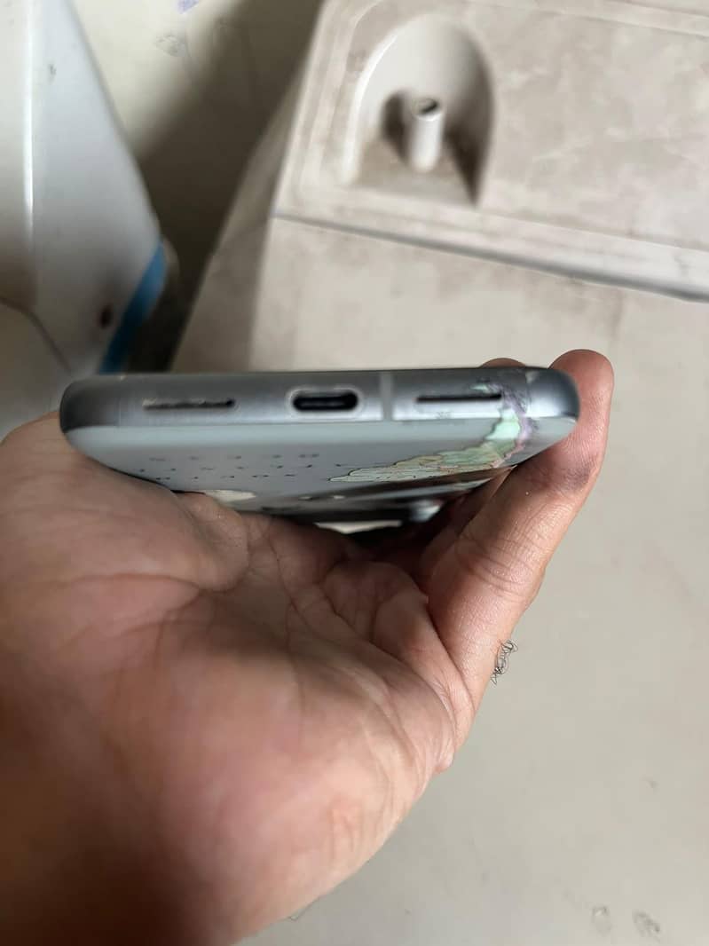 Google Pixel 8 4