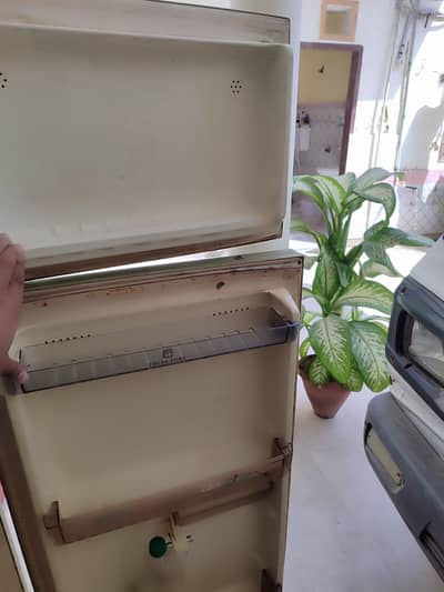 Refrigerator with Stabilizer