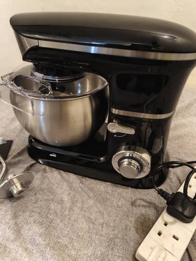 Brand-new / gently used stand mixer in excellent condition. 