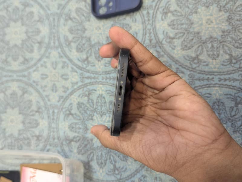 Apple iPhone 12 4
