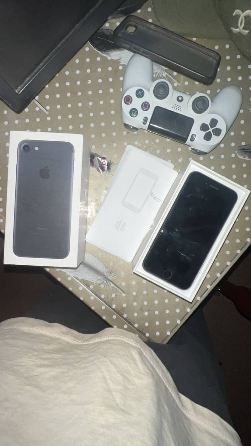 Apple iPhone 7 0