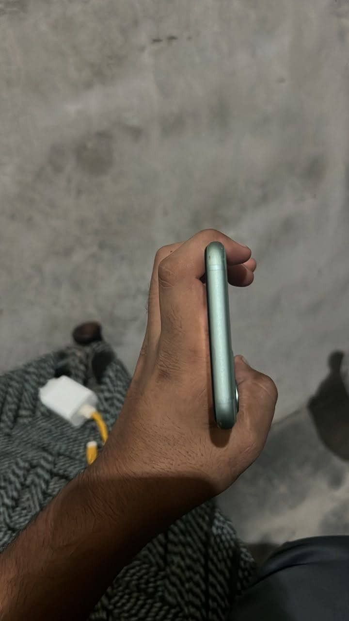 Apple iPhone 11 4