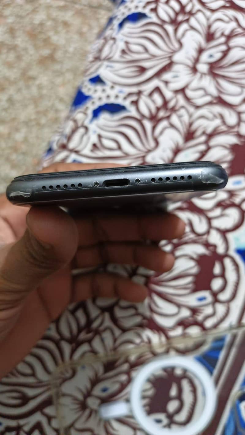 Apple iPhone 11 4