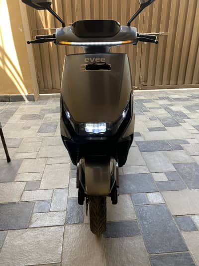 Evee Gen Z 2026 only 930km driven. Urgent for sale