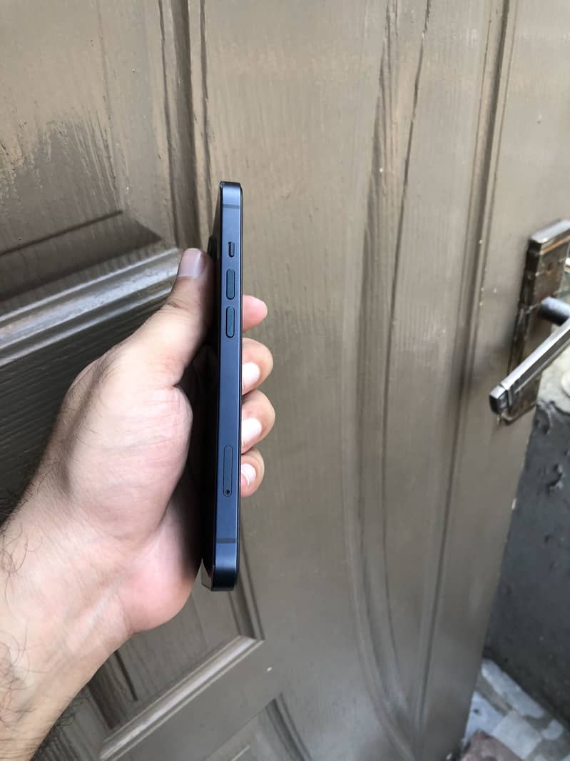 Apple iPhone 13 2