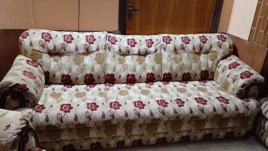 7-seater sofa set, used in darwing room of a home.