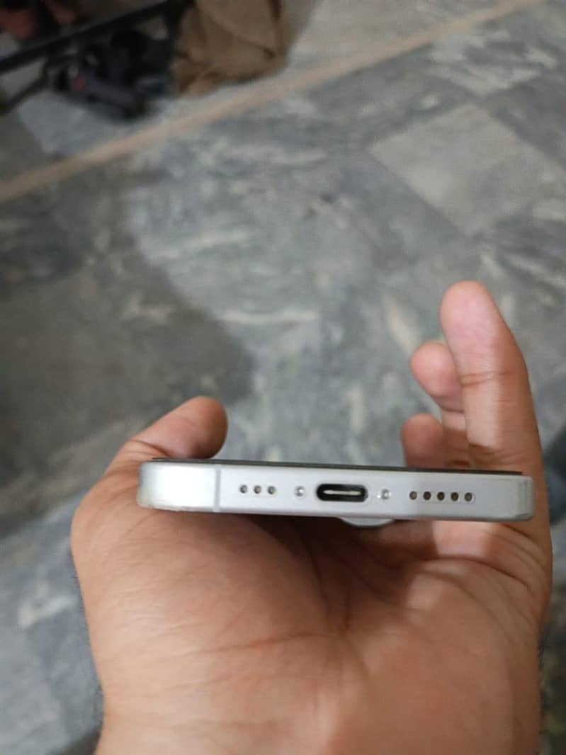 Apple iPhone 16 2