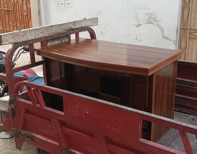 Office table Just Like New 2.5 by 4 feet