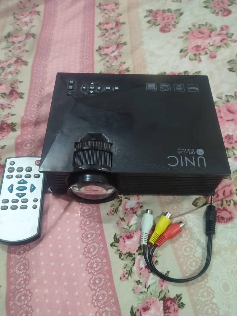 unic projector 4
