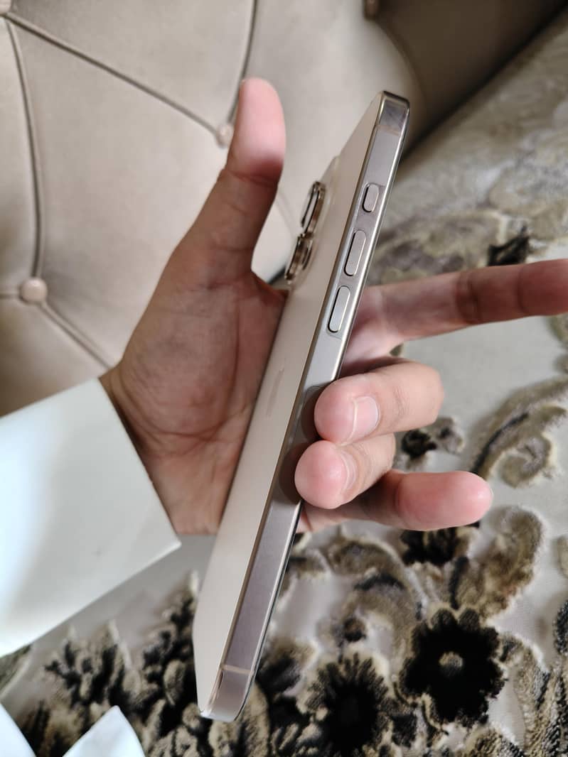 Apple iPhone 16 Pro Max 4