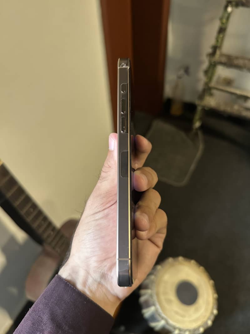 Apple iPhone 16 Pro Max 6
