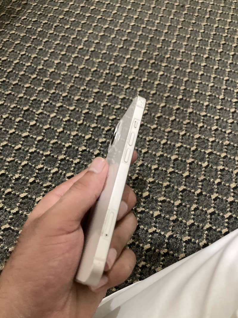Apple iPhone 13 4