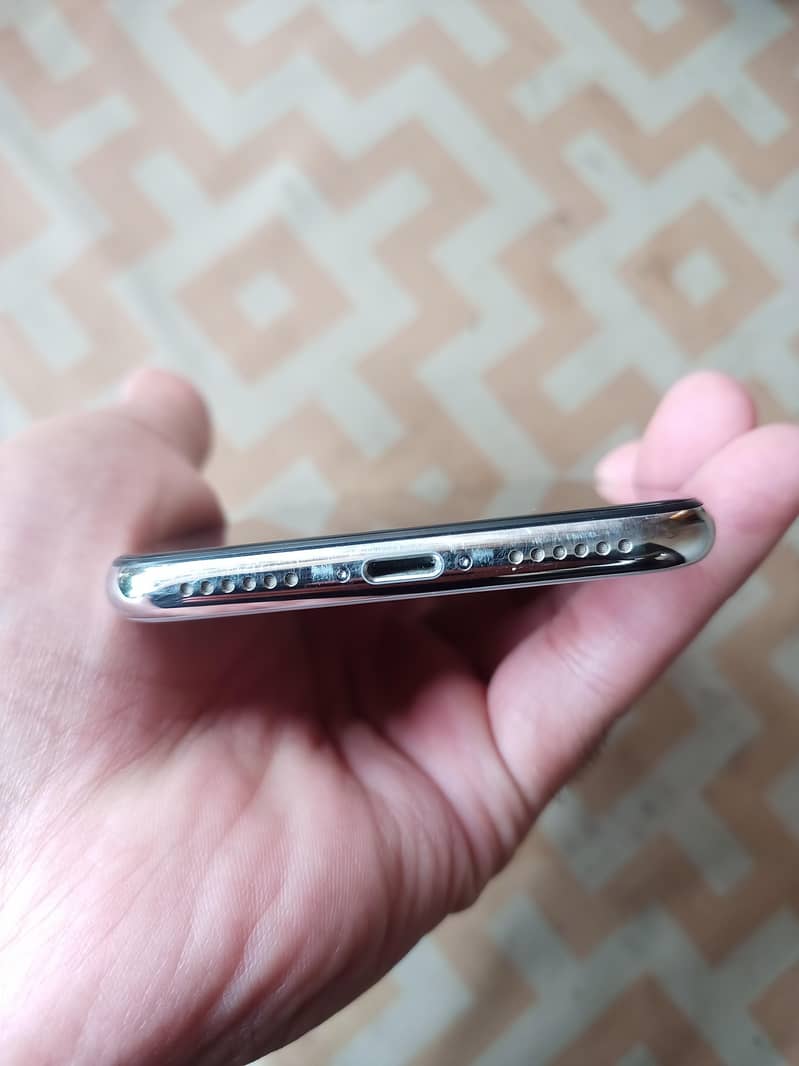 Apple iPhone X 4
