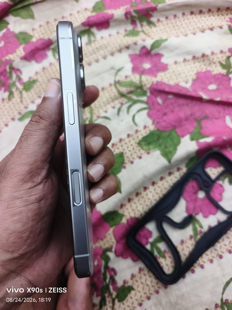 Apple iPhone 16 Pro 3