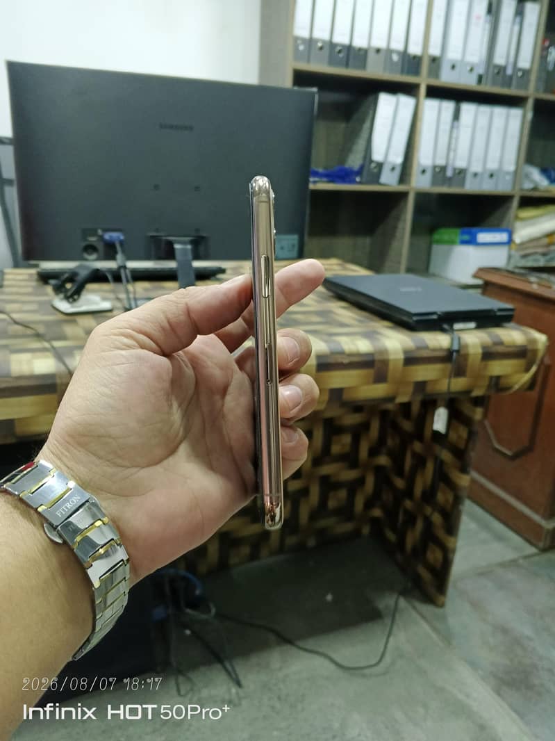 Apple iPhone 11 Pro 4