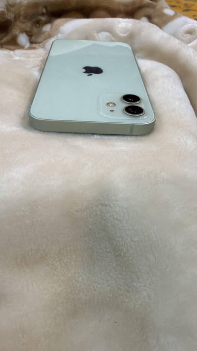 Apple iPhone 12 4