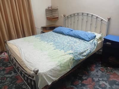queen sized iron bed